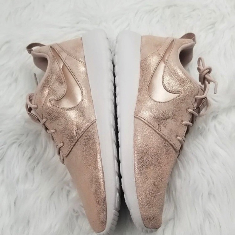 Nike Women's Roshe One Premium Shoes in Rose Gold! - Picture 4 of 8